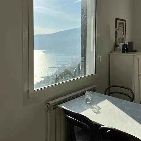 With 180-degree Views Of The Sea 別荘