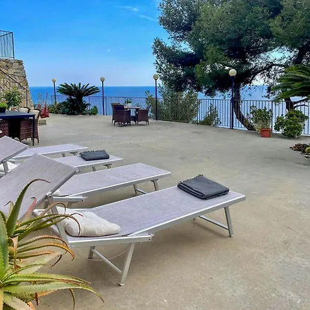 With 180-degree Views Of The Sea * オスペダレッティ