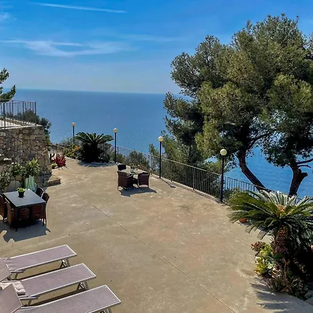 度假居 With 180-degree Views Of The Sea