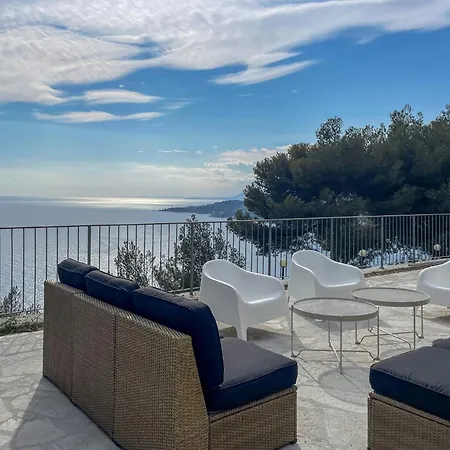 With 180-degree Views Of The Sea Holiday home *